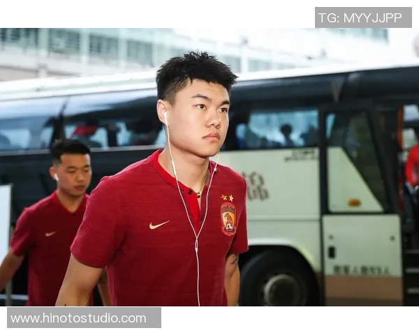 杨立瑜在边路精准传中助攻球队进球展现出色个人技术与团队配合能力